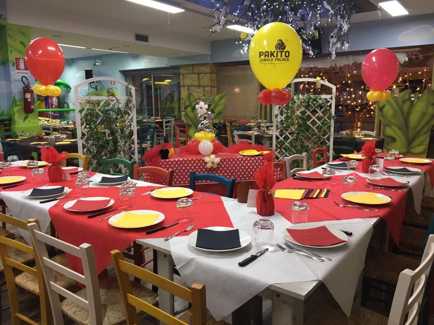 Sala compleanno con palloncini brandizzati Pakito Jungle Palace e allestimento giallo e rosso