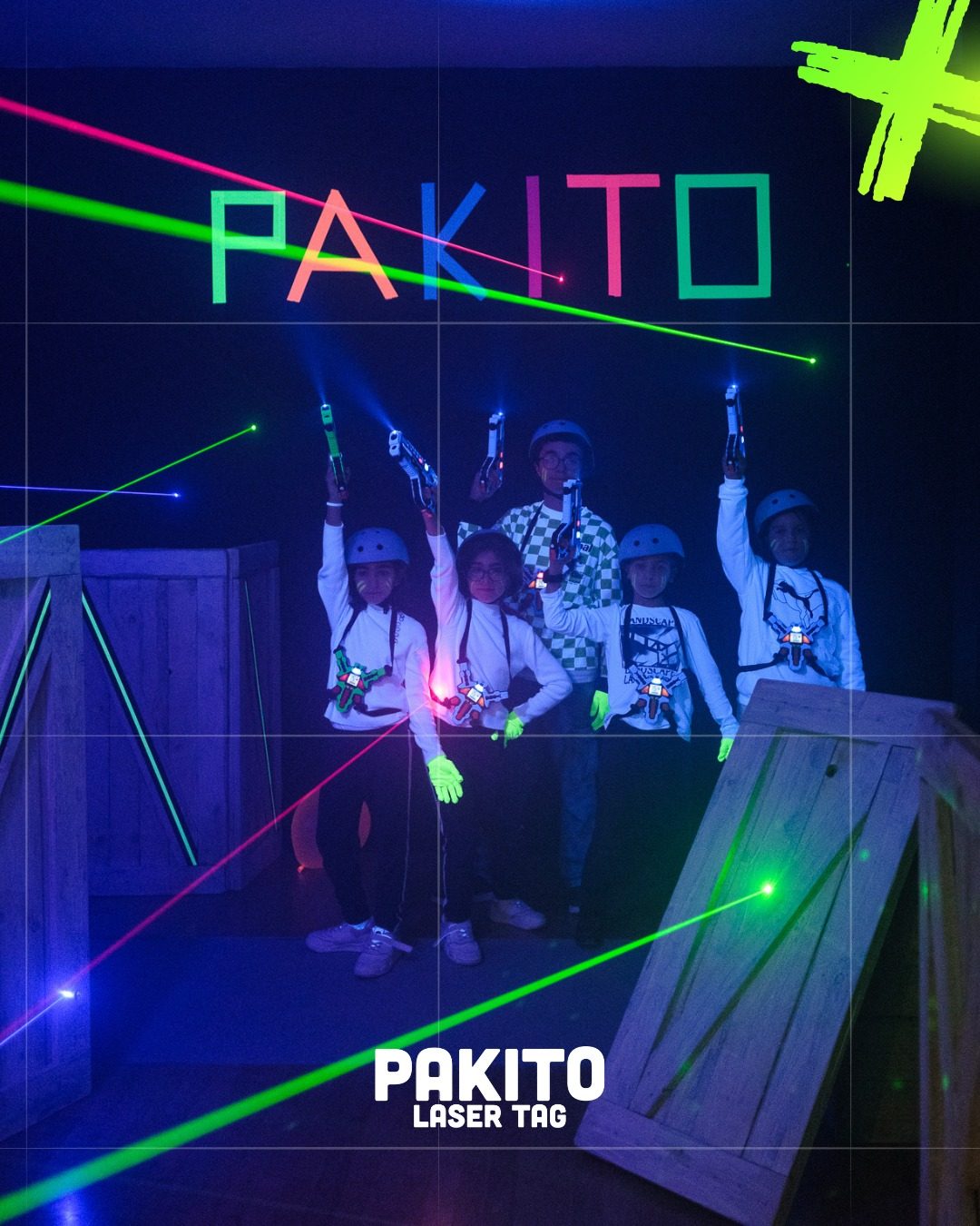 Bambini al Pakito Laser Tag con caschi UV, giubbotti che si illuminano e pistole laser nell'arena con raggi laser neon
