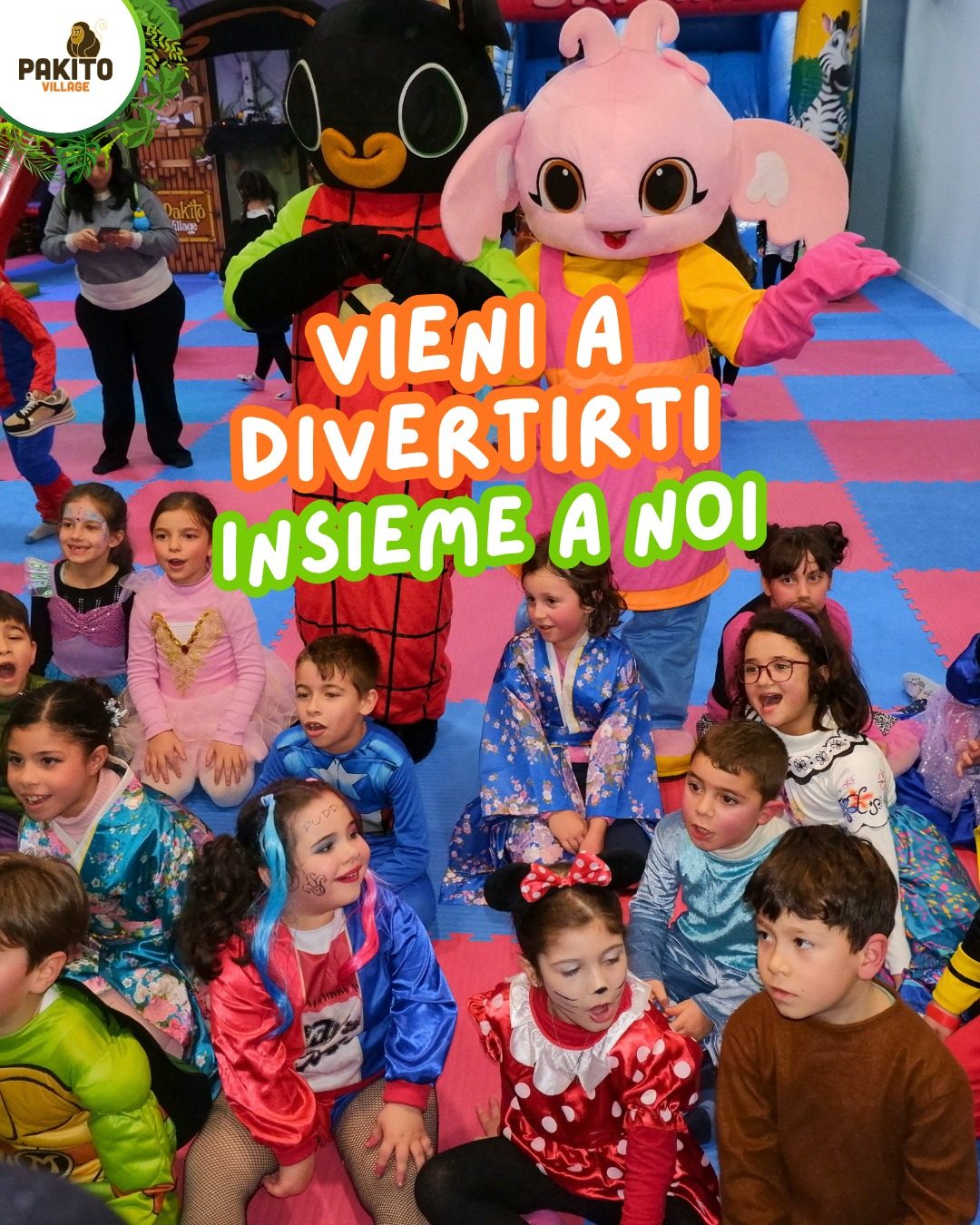 Mascotte Bing e Sula con bambini in costume di Carnevale al Pakito Jungle Palace