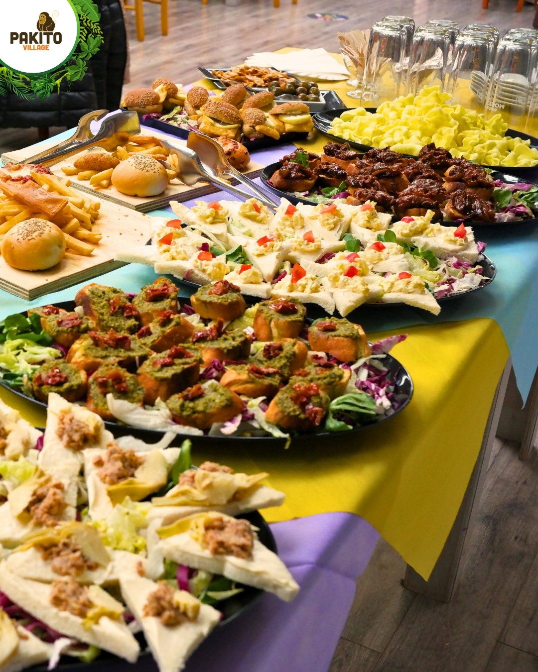 Buffet Pakito Jungle Palace con panini farciti, polpette, focacce e patatine