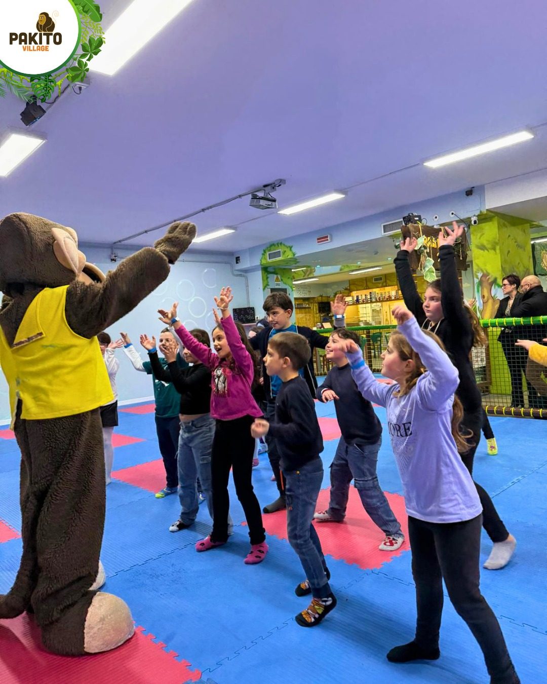 La mascotte ufficiale Pakito che balla con i bambini nella sala animazione