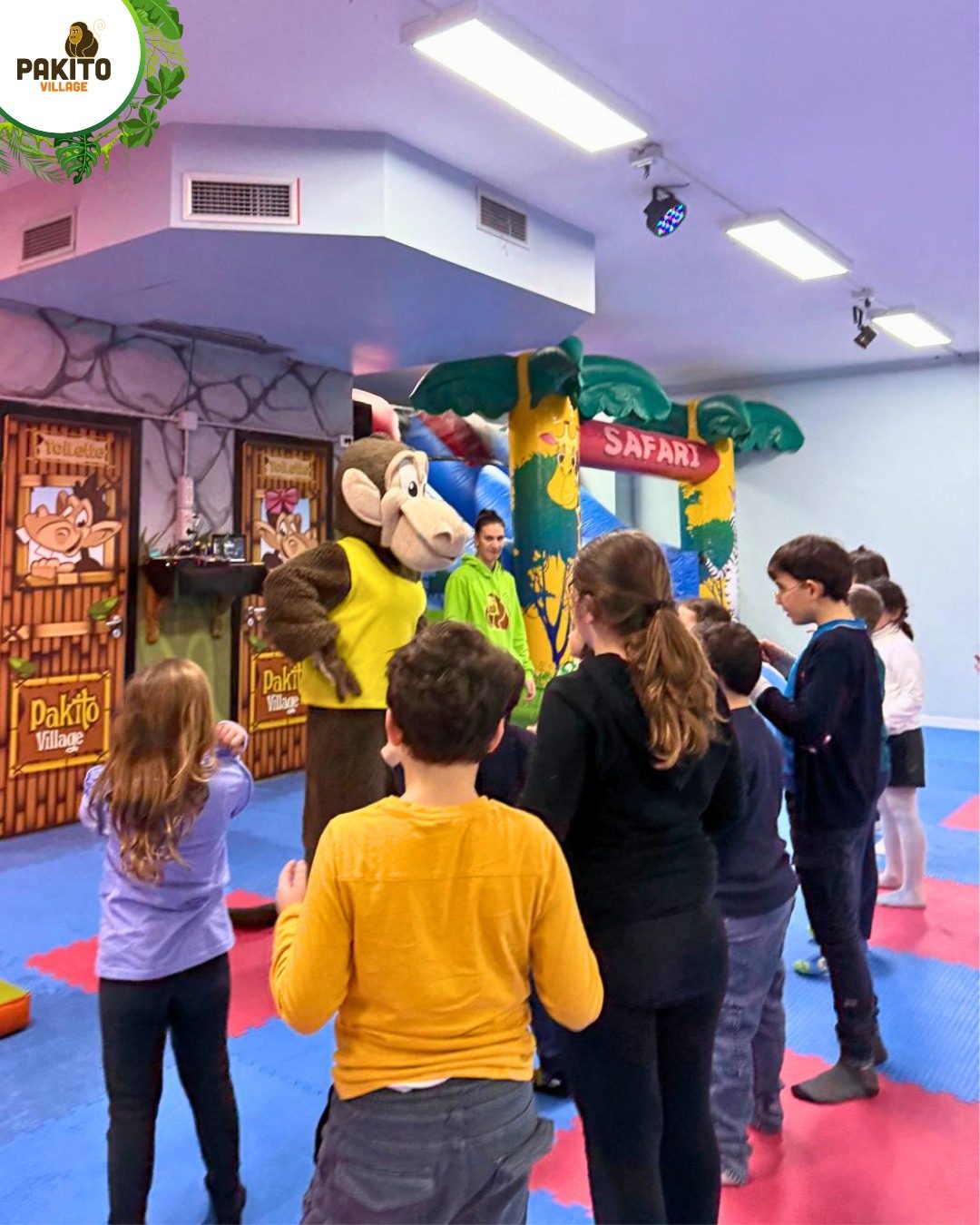 Sala Safari del Pakito Jungle Palace con gonfiabile e bambini durante l'animazione