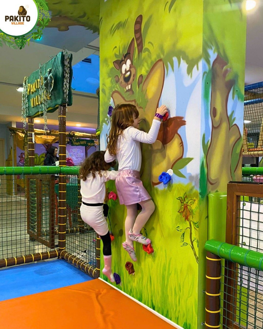 Parete di arrampicata Pakito Jungle Palace con bambini che scalano in sicurezza