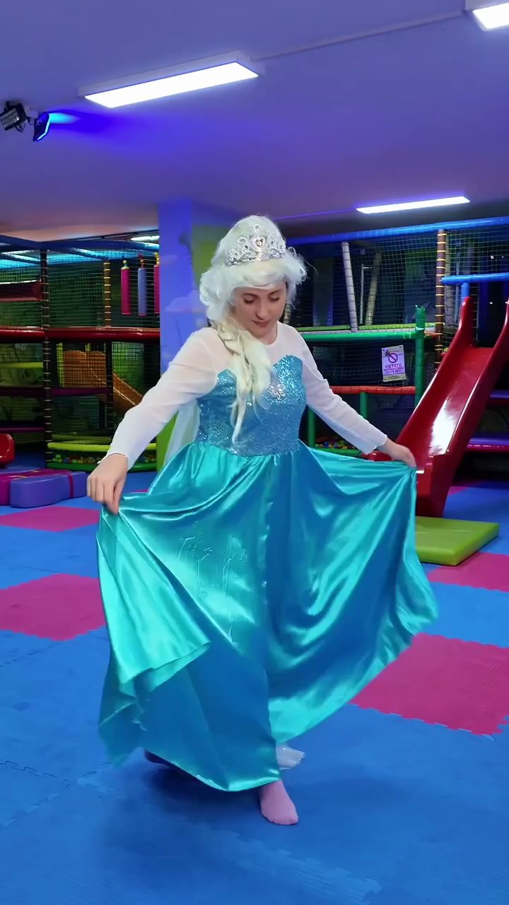 Animatrice in costume di Elsa Frozen che balla nella sala giochi del Pakito Jungle Palace