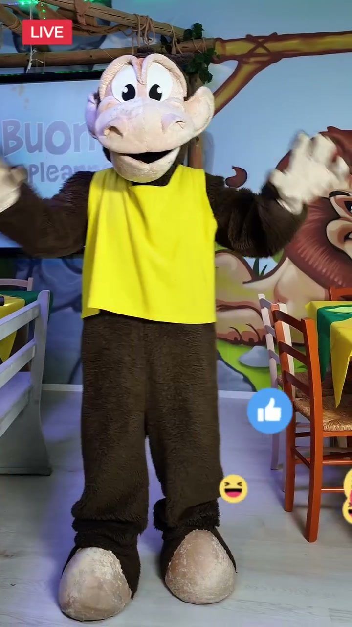 Mascotte ufficiale Pakito (scimmia con maglietta gialla) al Pakito Jungle Palace di Castelvetrano