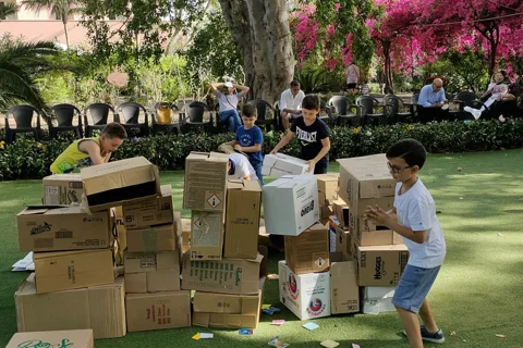 Festa a tema Minecraft - bambini costruiscono con gli scatoloni