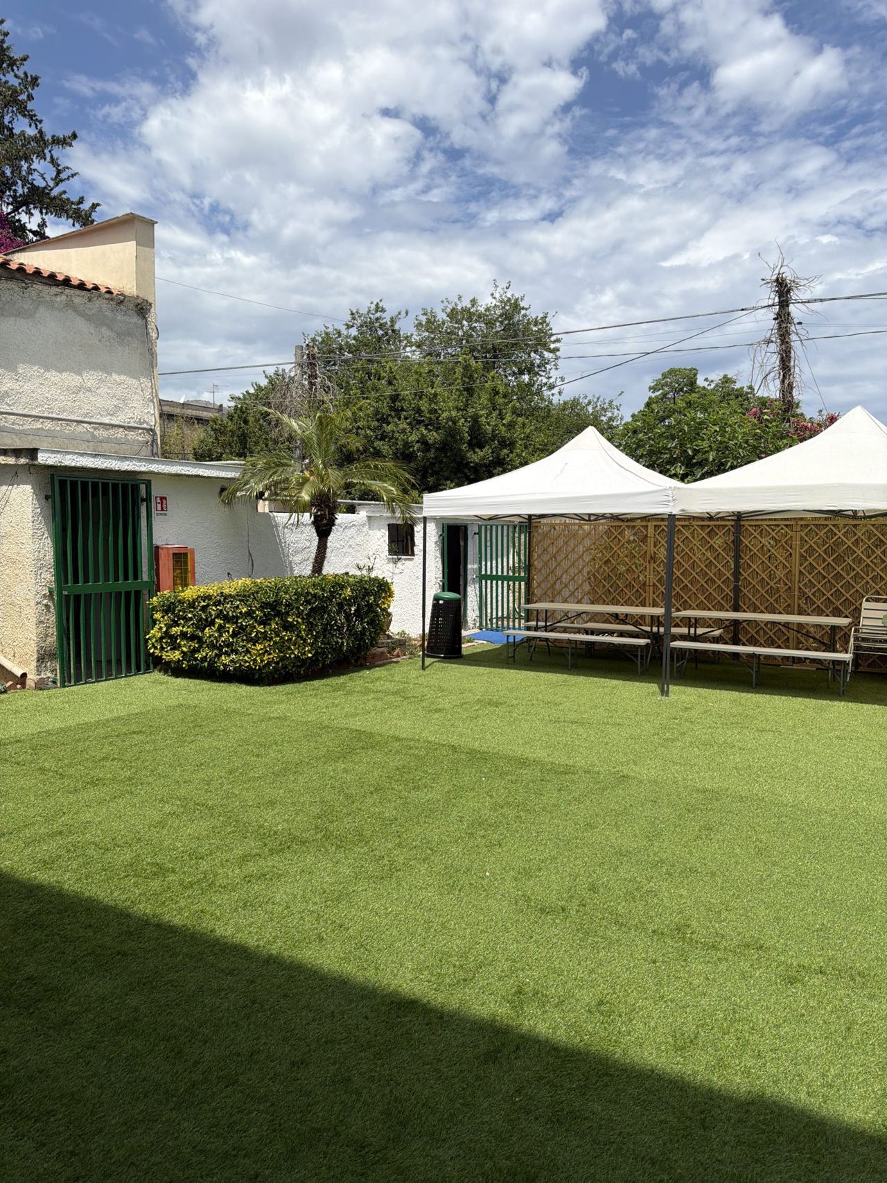 Area esterna PalaMelina con piscina e murale sportivo