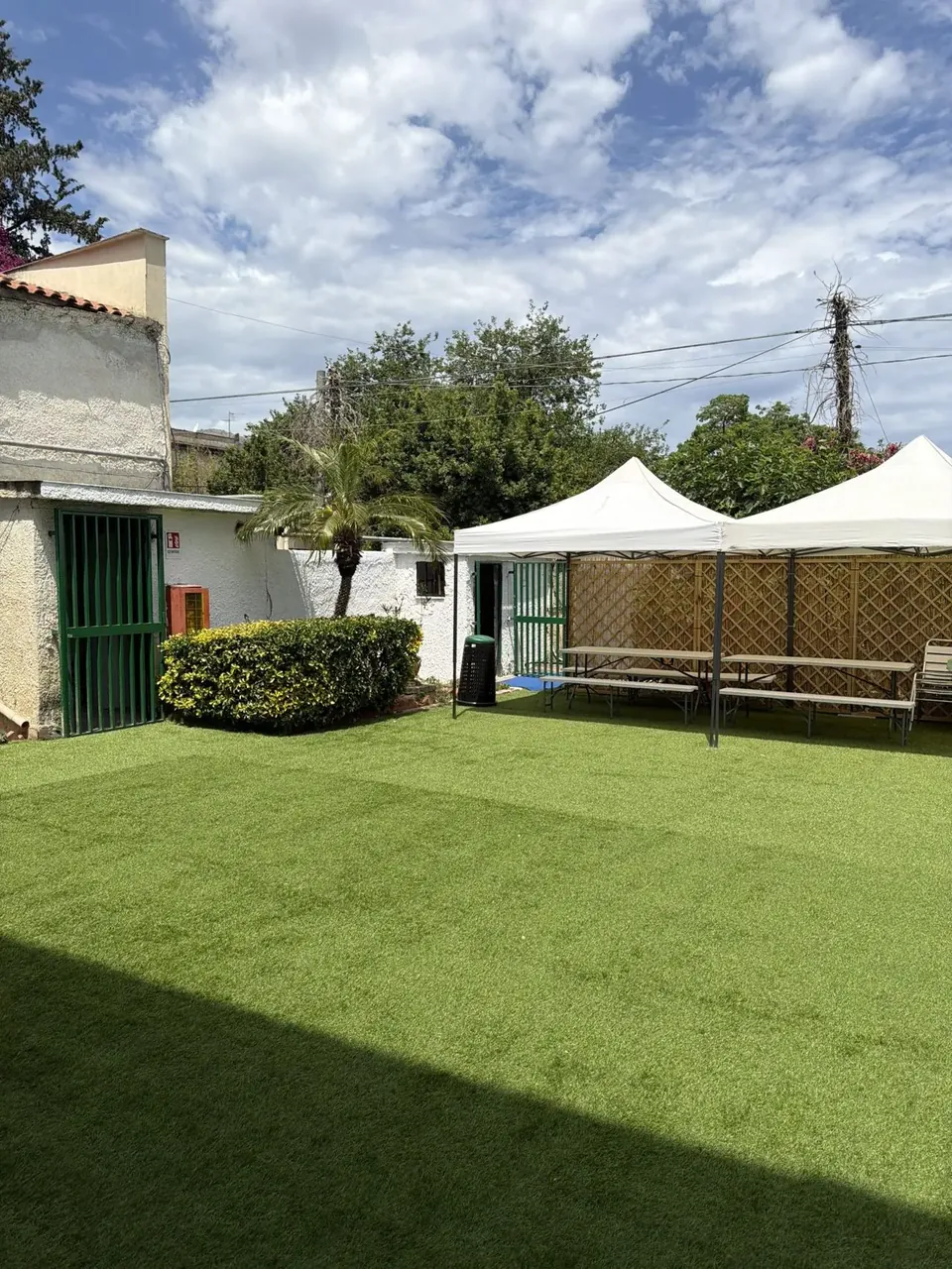 Area esterna PalaMelina con piscina e murale sportivo