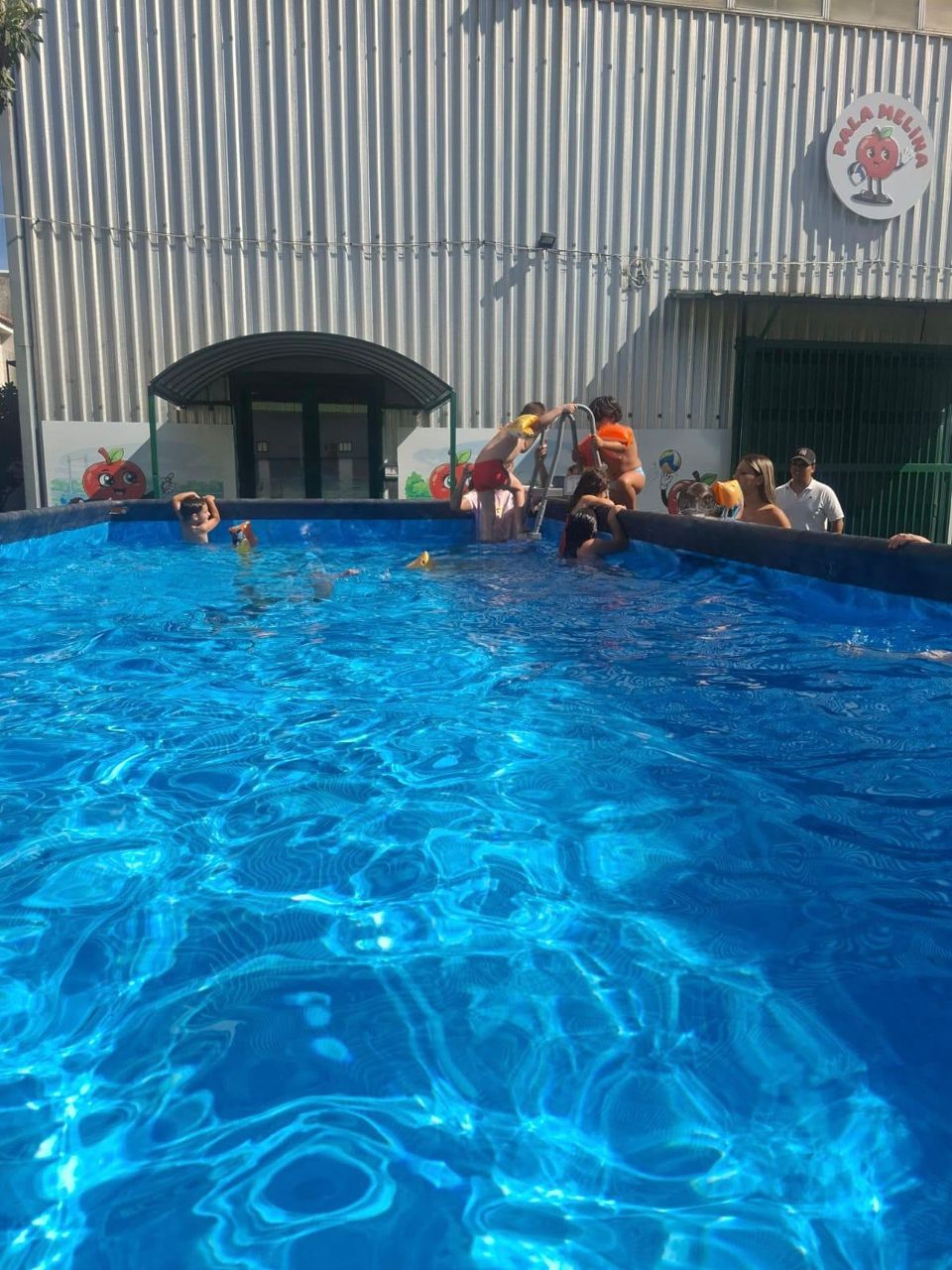 Piscina di PalaMelina Palermo con bambini che giocano in acqua