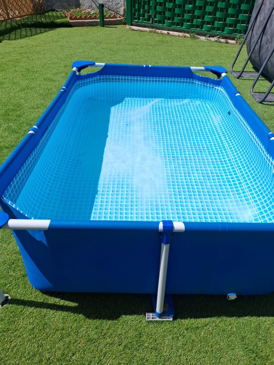 Piscina nell'area esterna con prato di PalaMelina Palermo