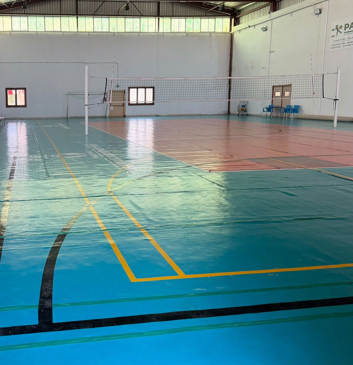 Campo sportivo coperto di PalaMelina per pallavolo, calcetto e basket